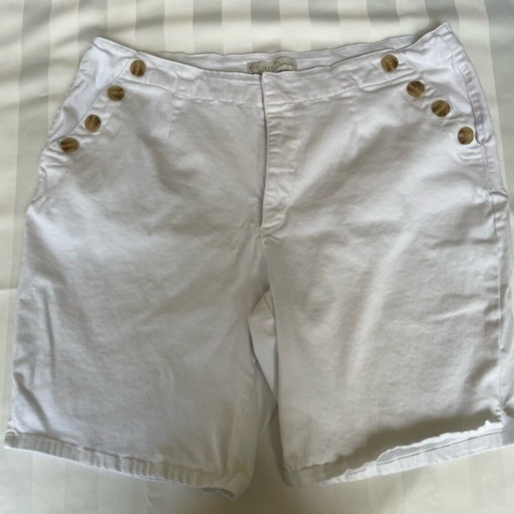 Ladies White Shorts Size 18W